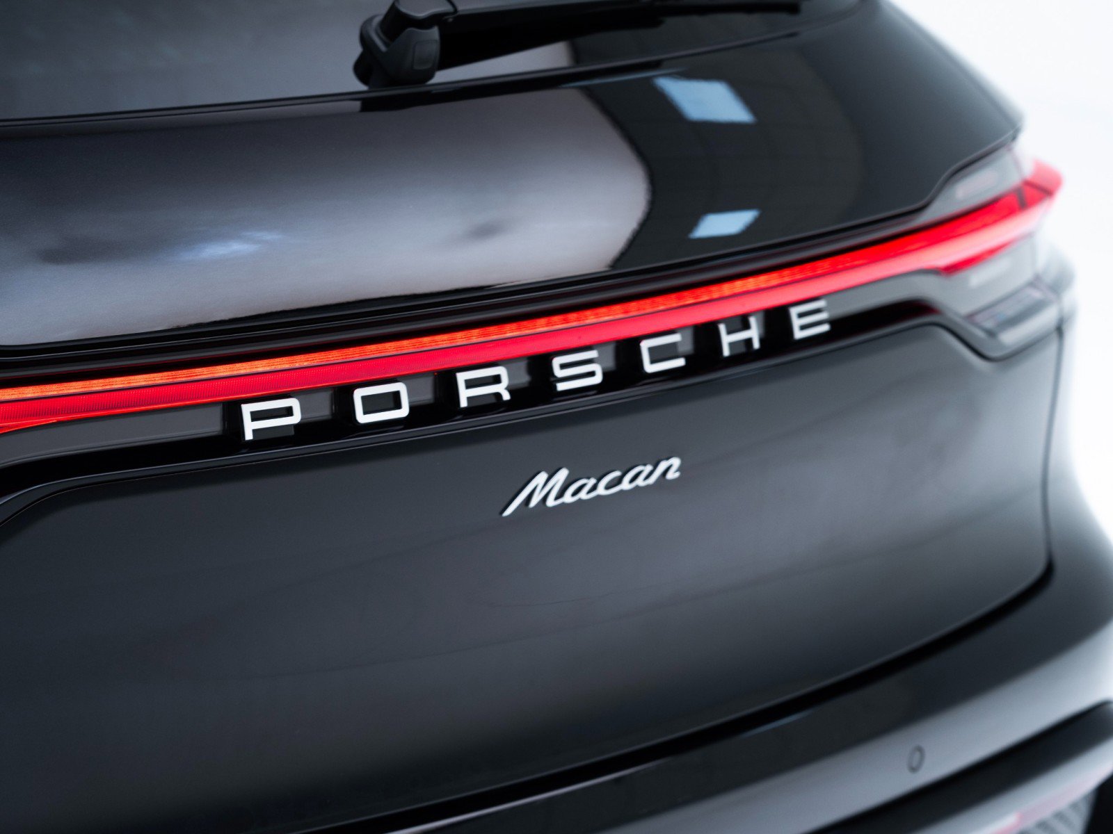 Certified 2025 Porsche Macan image 13