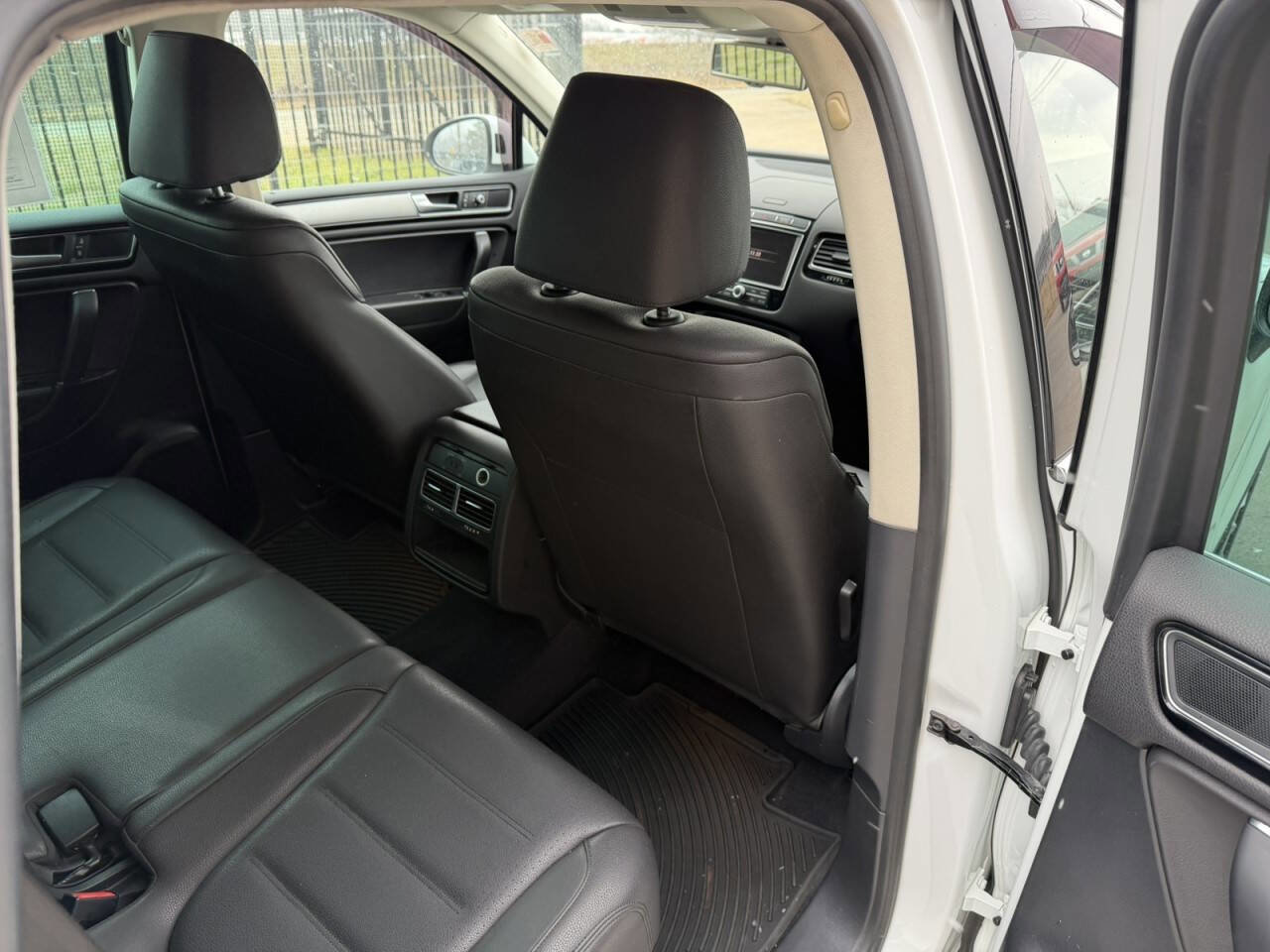 Used 2016 Volkswagen Touareg VR6 image 13