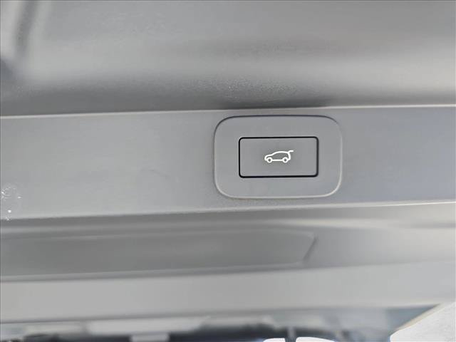 Used 2025 Land Rover Range Rover SV AWD/4WD image 13
