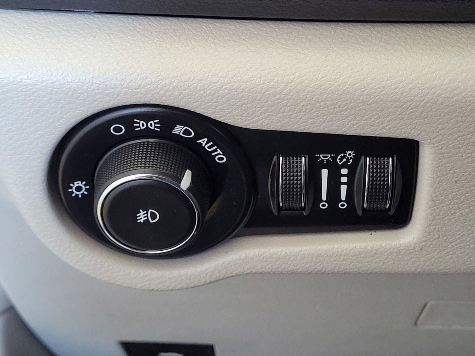 Used 2018 Chrysler Pacifica Touring Plus image 17