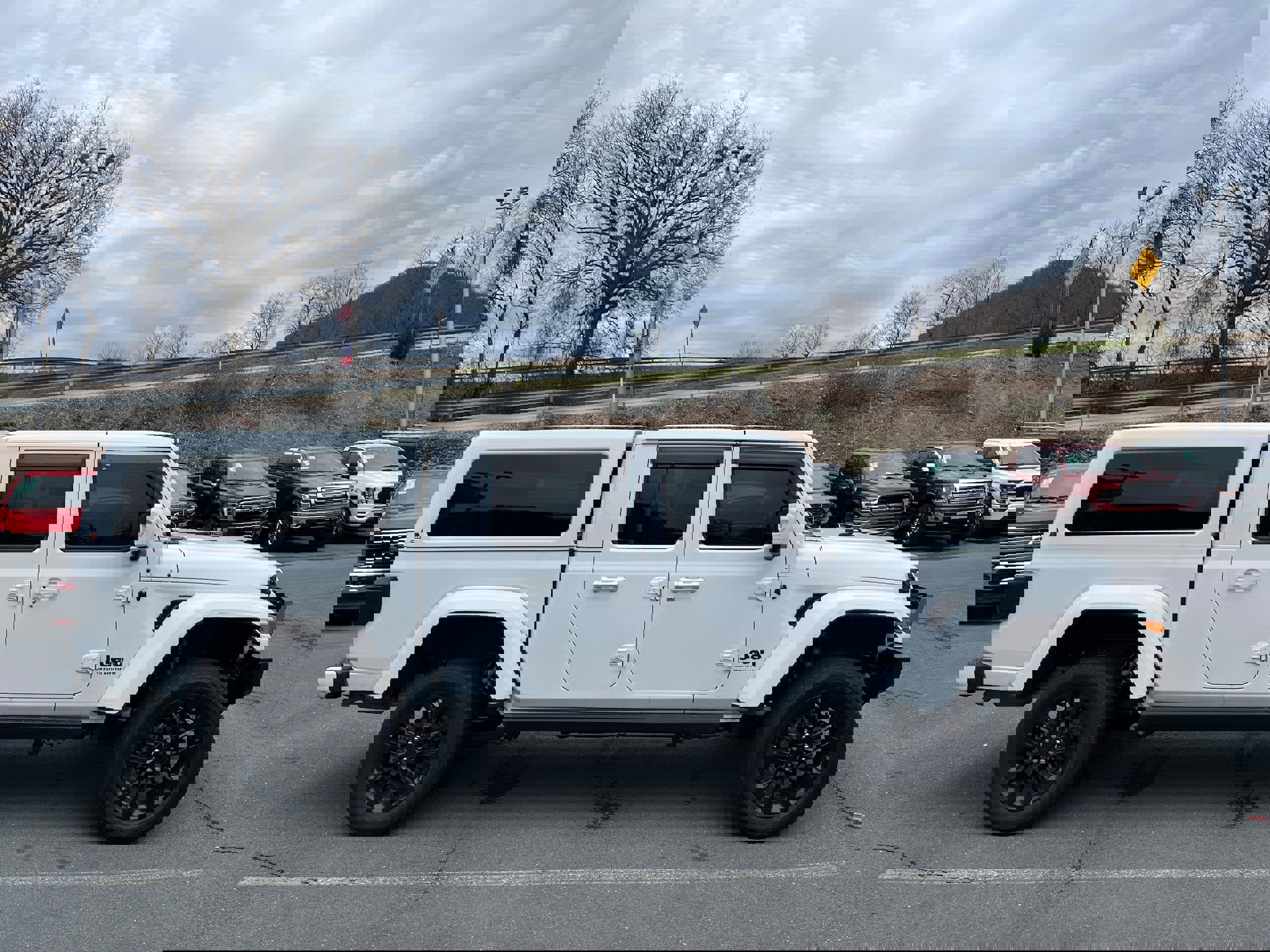 Used 2023 Jeep Gladiator Overland image 4