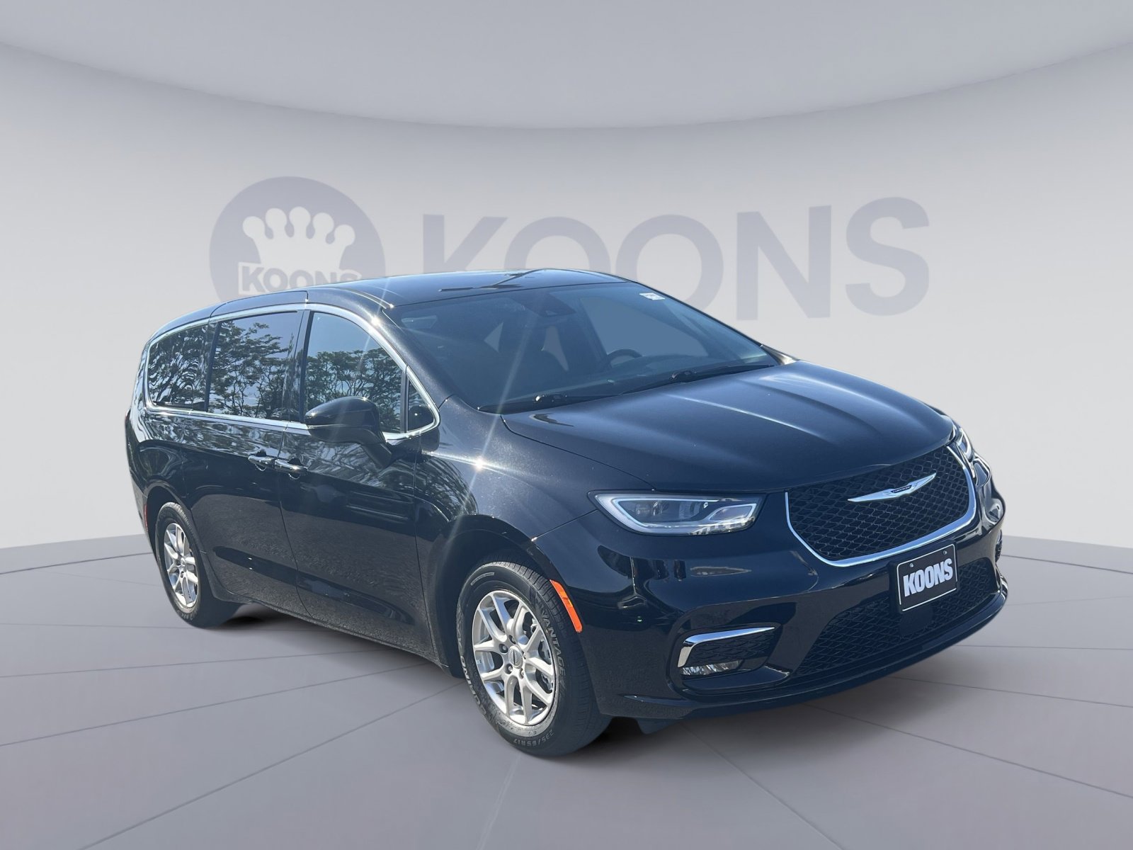 Used 2025 Chrysler Pacifica Select FWD image 2