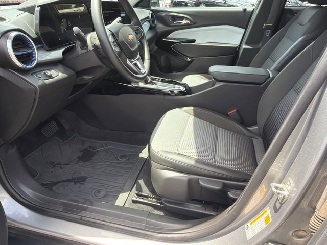 Used 2024 Chevrolet Trax LT w/ LT Convenience Package FWD image 9