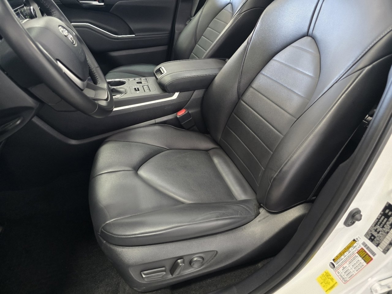 Used 2023 Toyota Highlander XLE AWD/4WD image 23