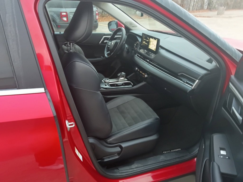 Used 2025 Mitsubishi Outlander SE image 8