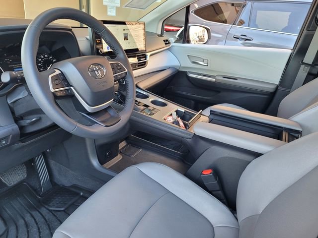 Used 2025 Toyota Sienna XLE image 12