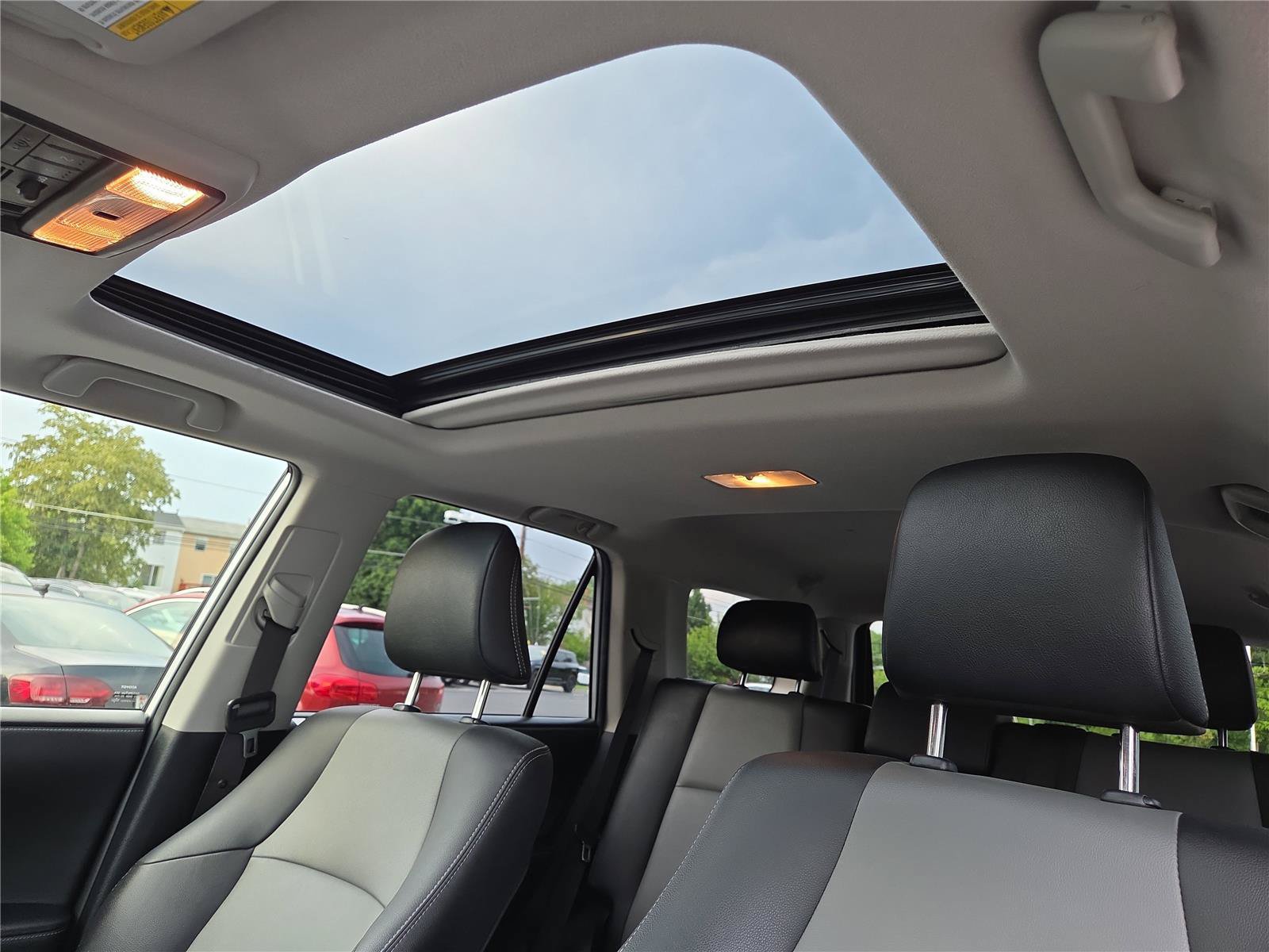 Used 2023 Toyota 4Runner SR5 Premium w/ Moonroof Package AWD/4WD image 24