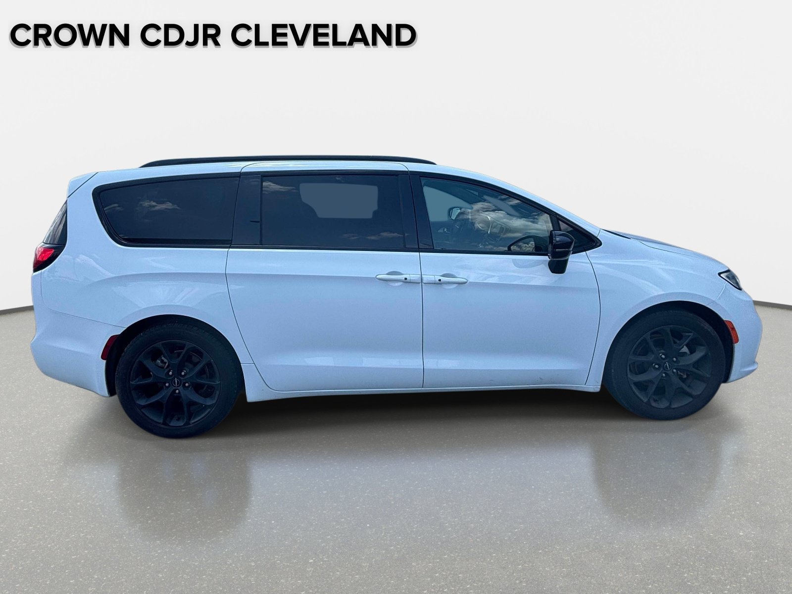Used 2025 Chrysler Pacifica Limited FWD image 39