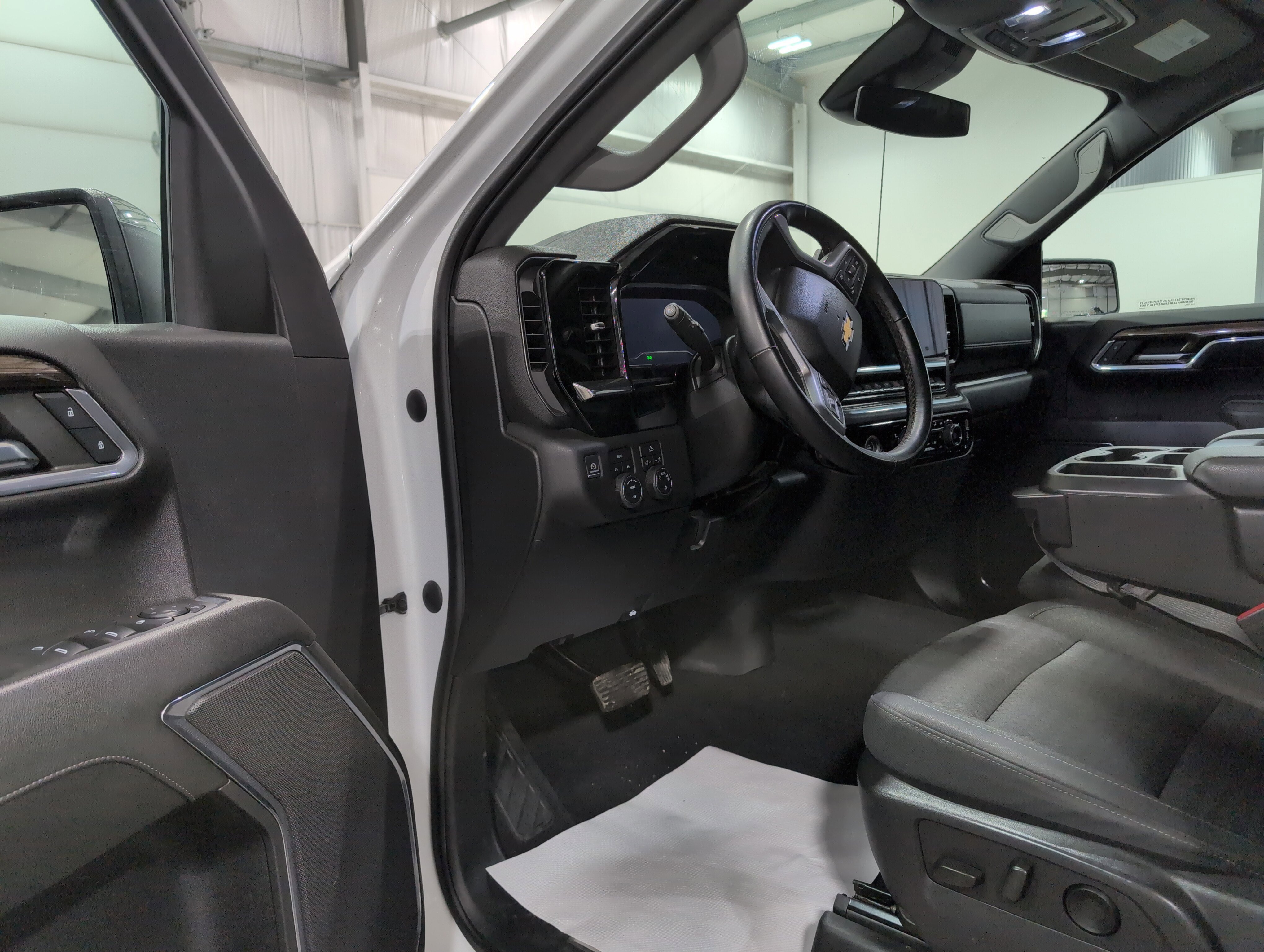 Used 2023 Chevrolet Silverado 1500 LT w/ Protection Package AWD/4WD image 7