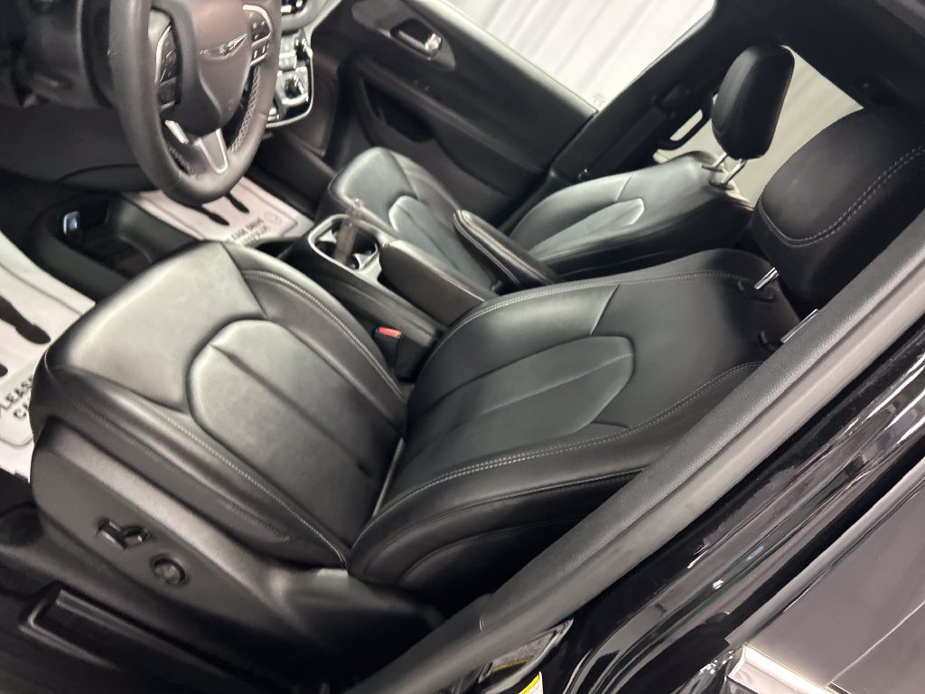 Used 2026 Chrysler Pacifica Select FWD image 12