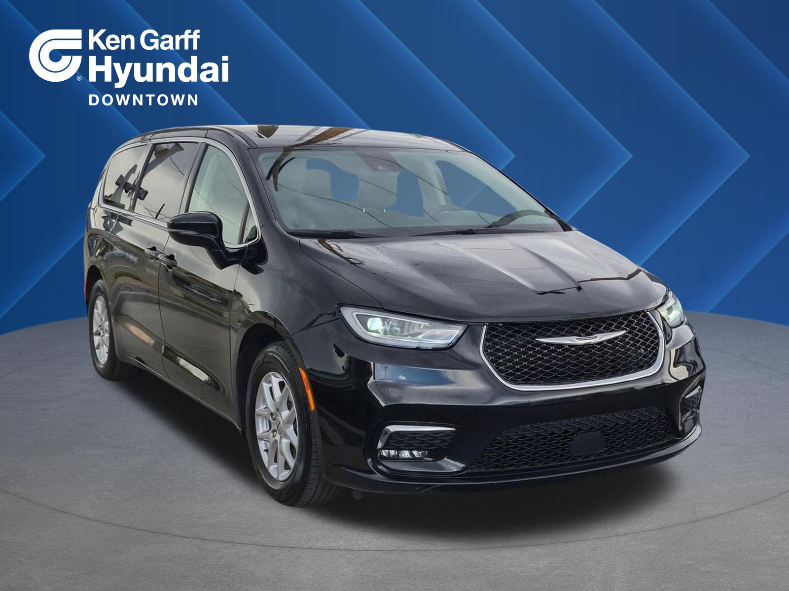 Used 2024 Chrysler Pacifica Touring-L FWD image 1