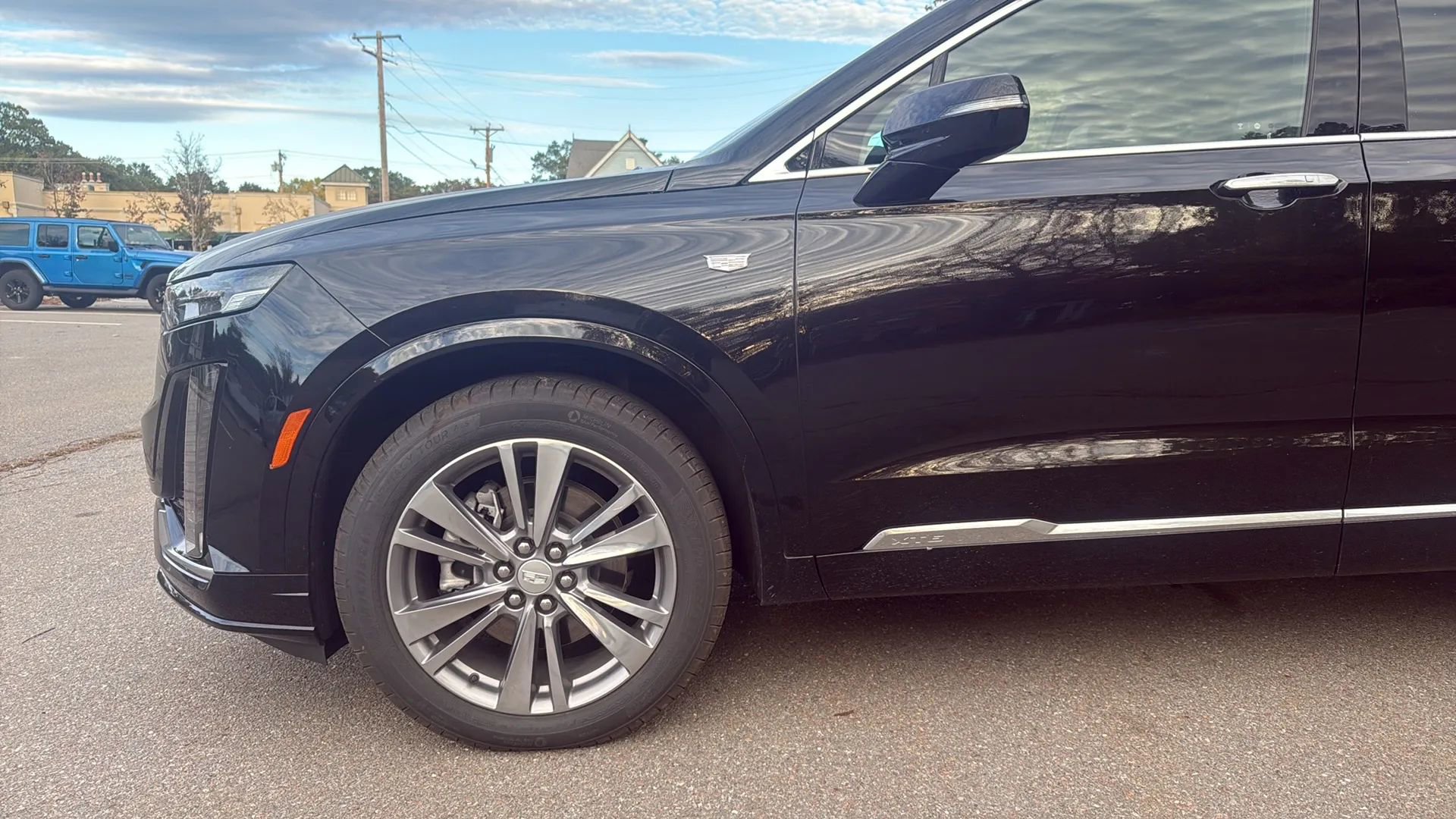 Used 2025 Cadillac XT6 Premium Luxury image 4