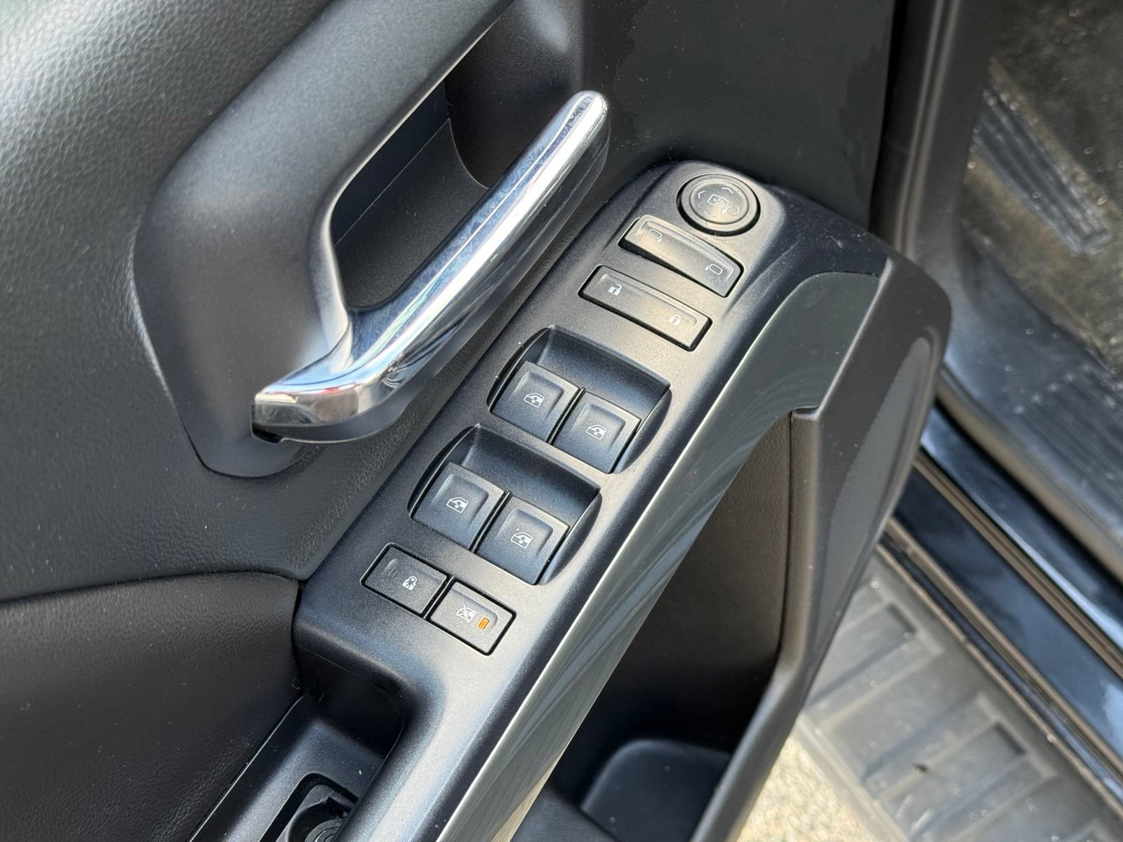 Used 2018 Chevrolet Silverado 1500 LT AWD/4WD image 12