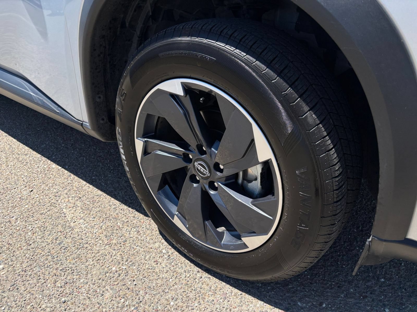 Used 2025 Nissan Rogue SV FWD image 32