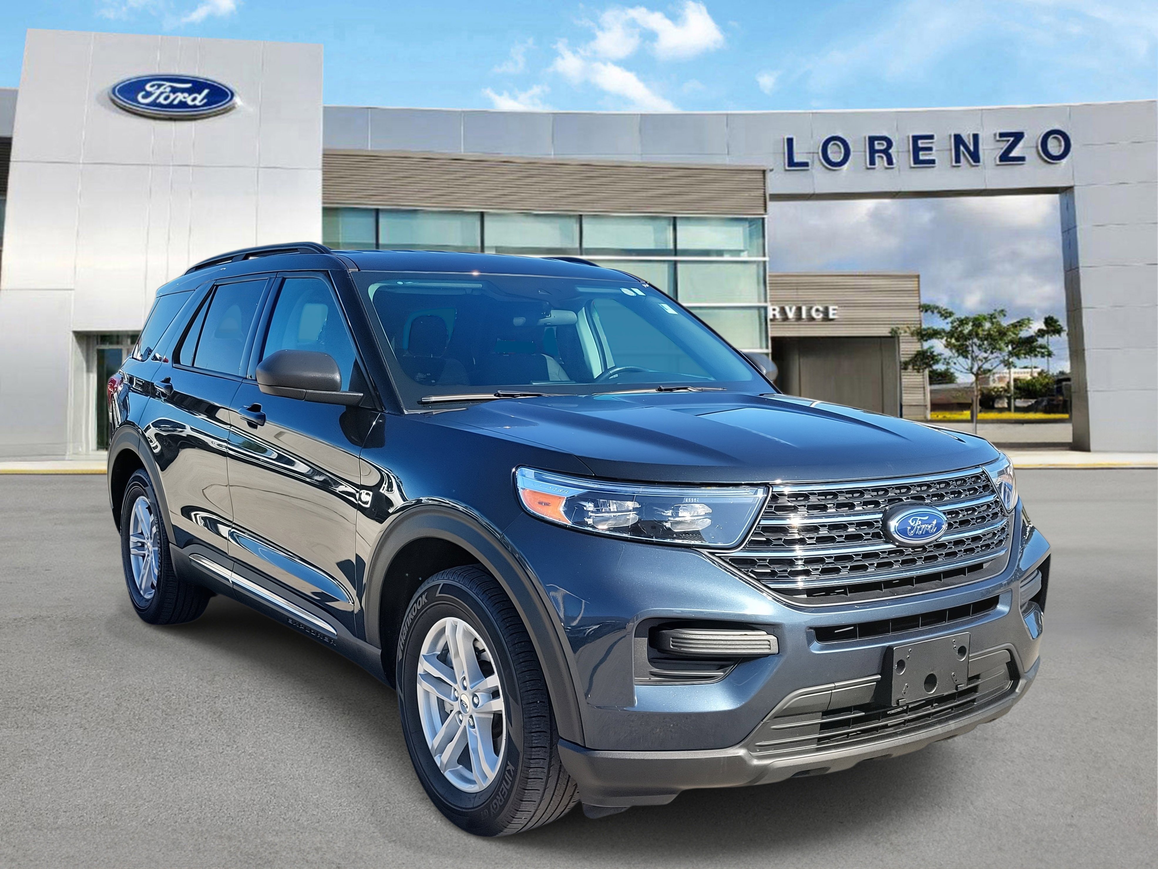 Used 2023 Ford Explorer XLT image 3