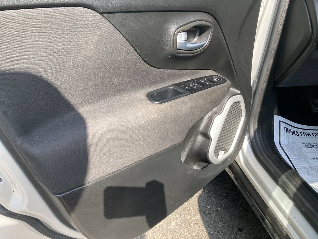 Used 2019 Jeep Renegade Latitude w/ Cold Weather Group AWD/4WD image 13
