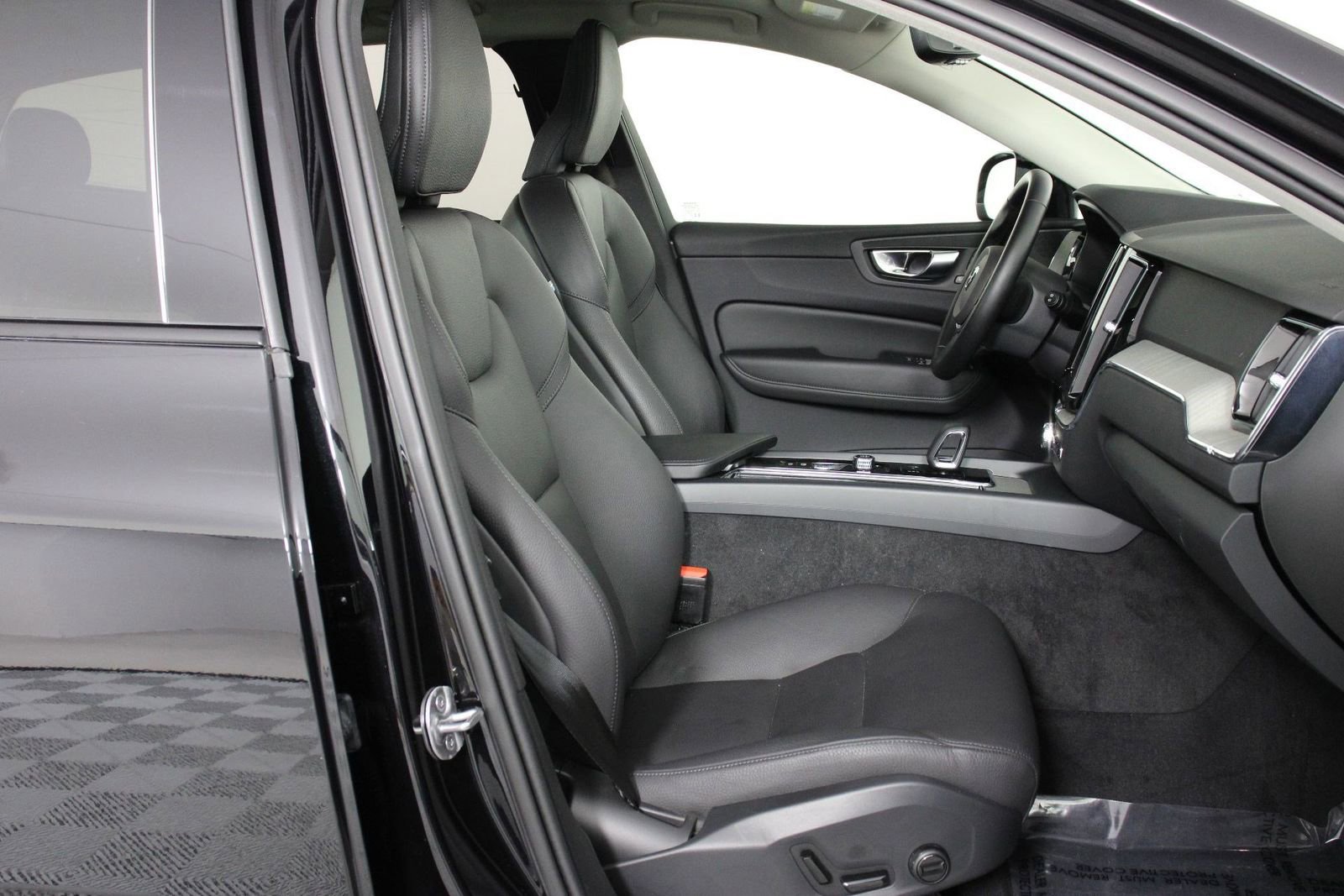 Certified 2025 Volvo XC60 B5 Plus AWD/4WD image 29