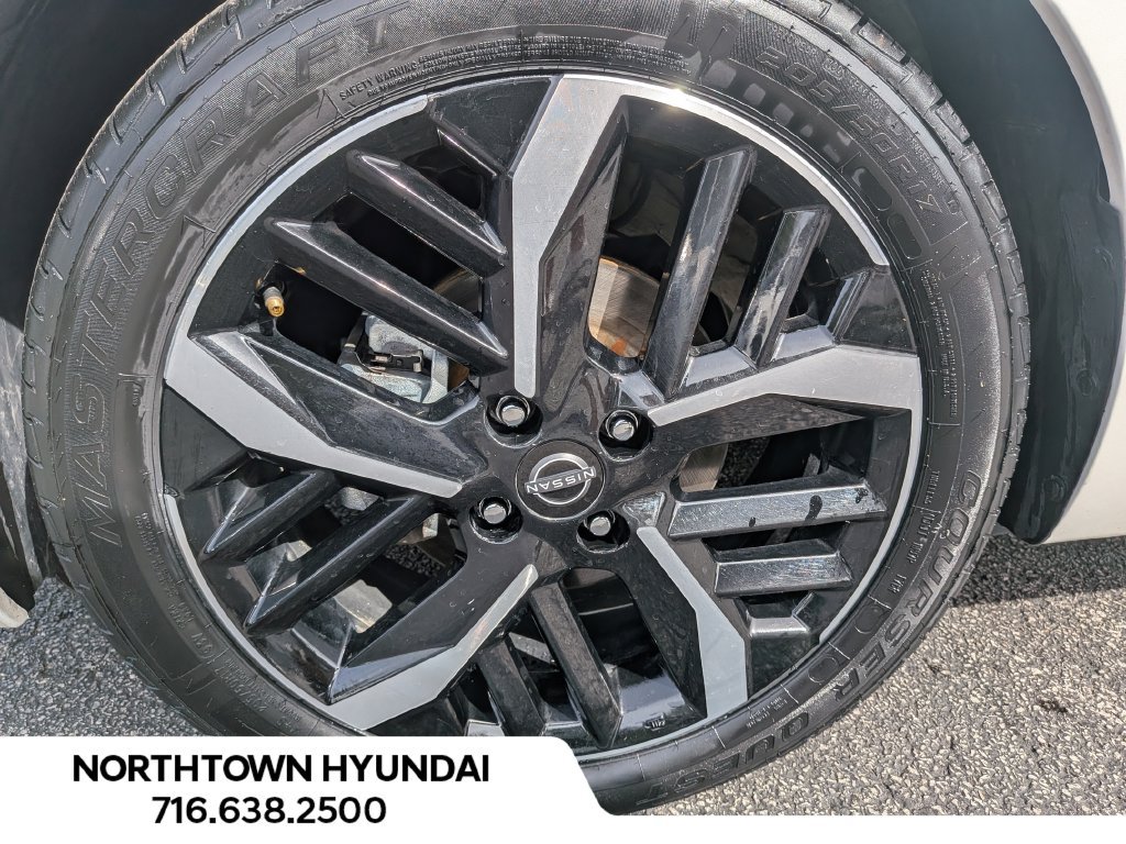 Used 2025 Nissan Versa SR FWD image 35