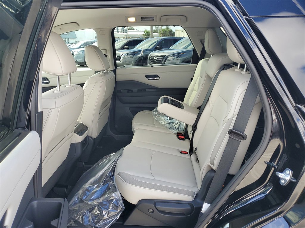 New 2025 Nissan Pathfinder SL image 6