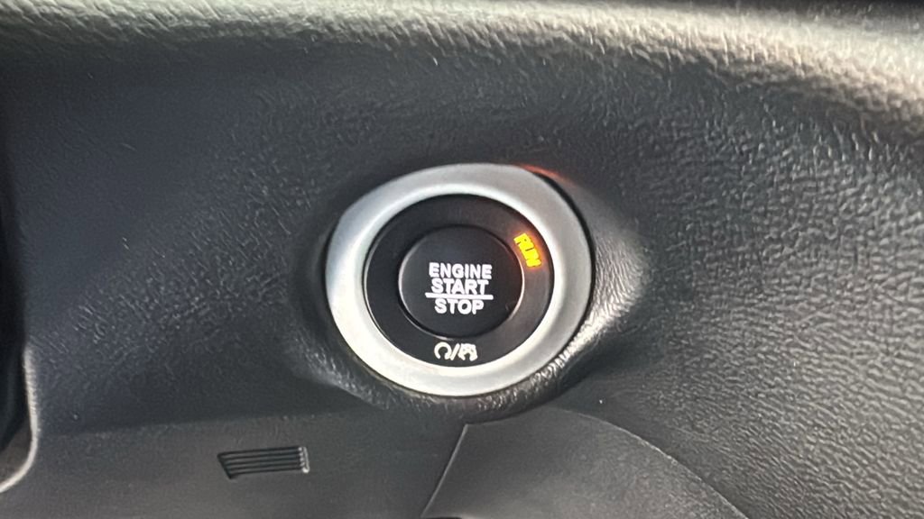 Used 2025 Chrysler Pacifica Select image 26