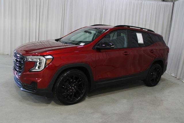 Used 2024 GMC Terrain SLE w/ Driver Convenience Package FWD image 28
