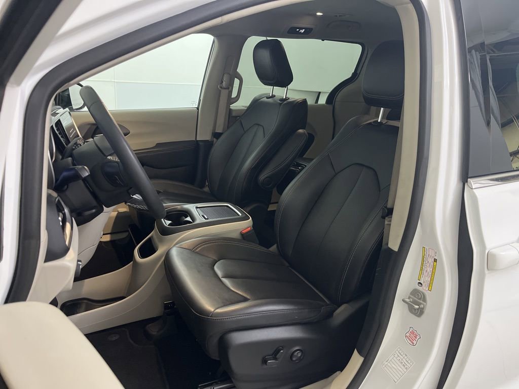 Used 2024 Chrysler Pacifica Touring-L image 19