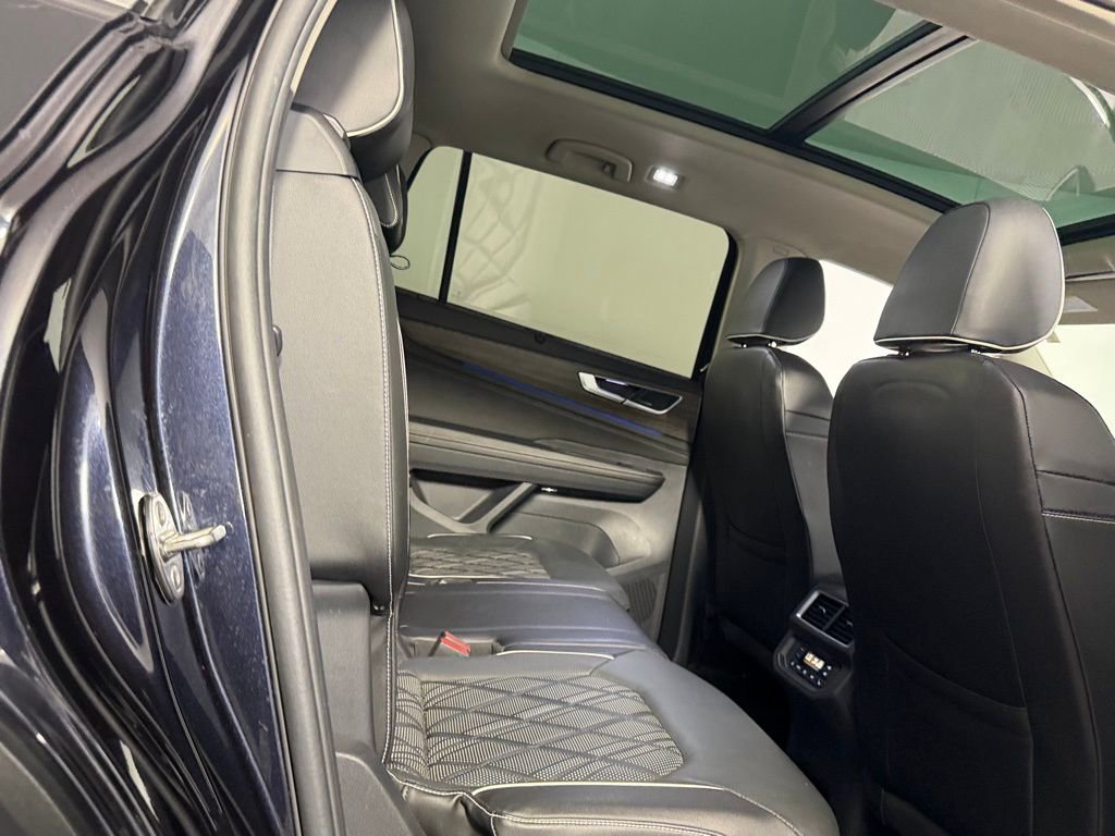 Used 2024 Volkswagen Atlas SEL Premium R-Line image 32