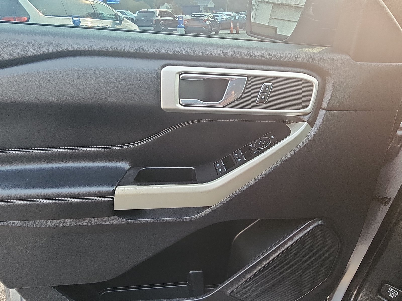 Used 2020 Ford Explorer XLT w/ Equipment Group 202A AWD/4WD image 18