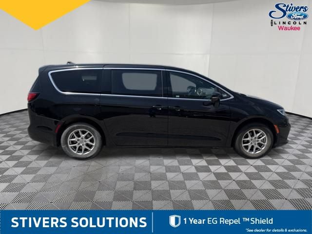 Used 2025 Chrysler Pacifica Select FWD image 5