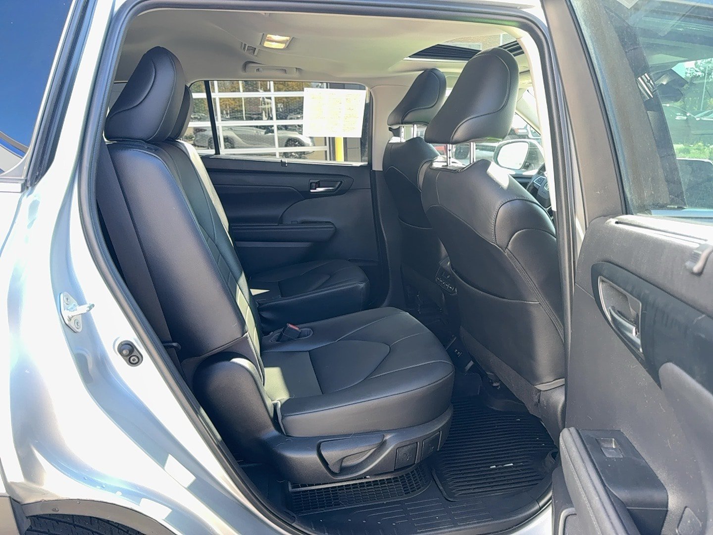 Used 2020 Toyota Highlander XLE AWD/4WD image 24