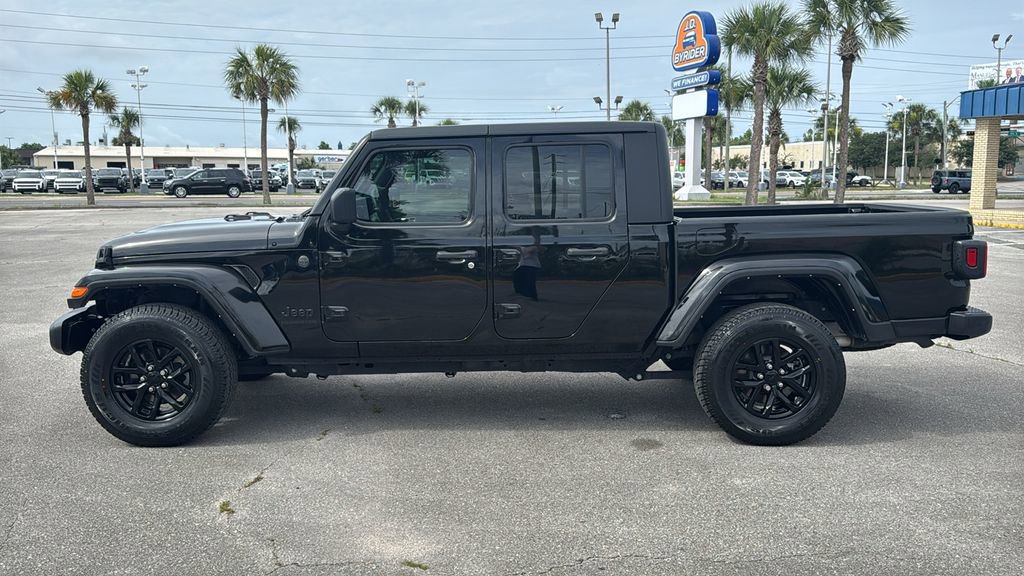 Used 2022 Jeep Gladiator Sport AWD/4WD image 3