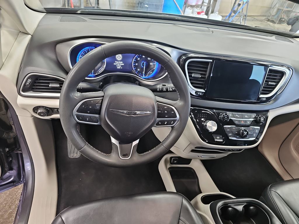 Used 2023 Chrysler Pacifica Touring-L FWD image 16