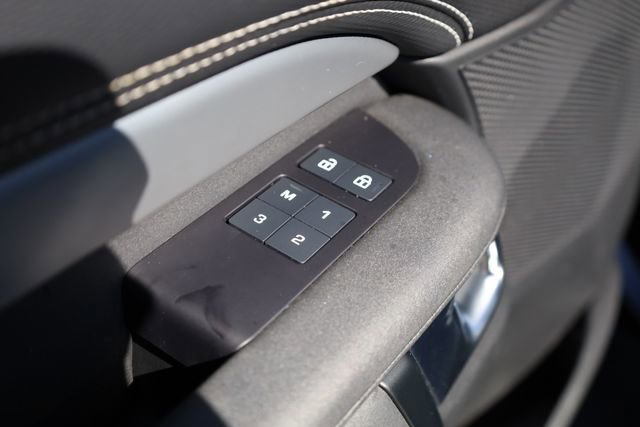 Used 2024 Land Rover Discovery Dynamic SE image 16