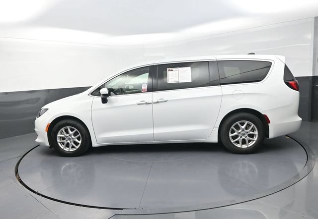 Used 2023 Chrysler Voyager LX FWD image 6