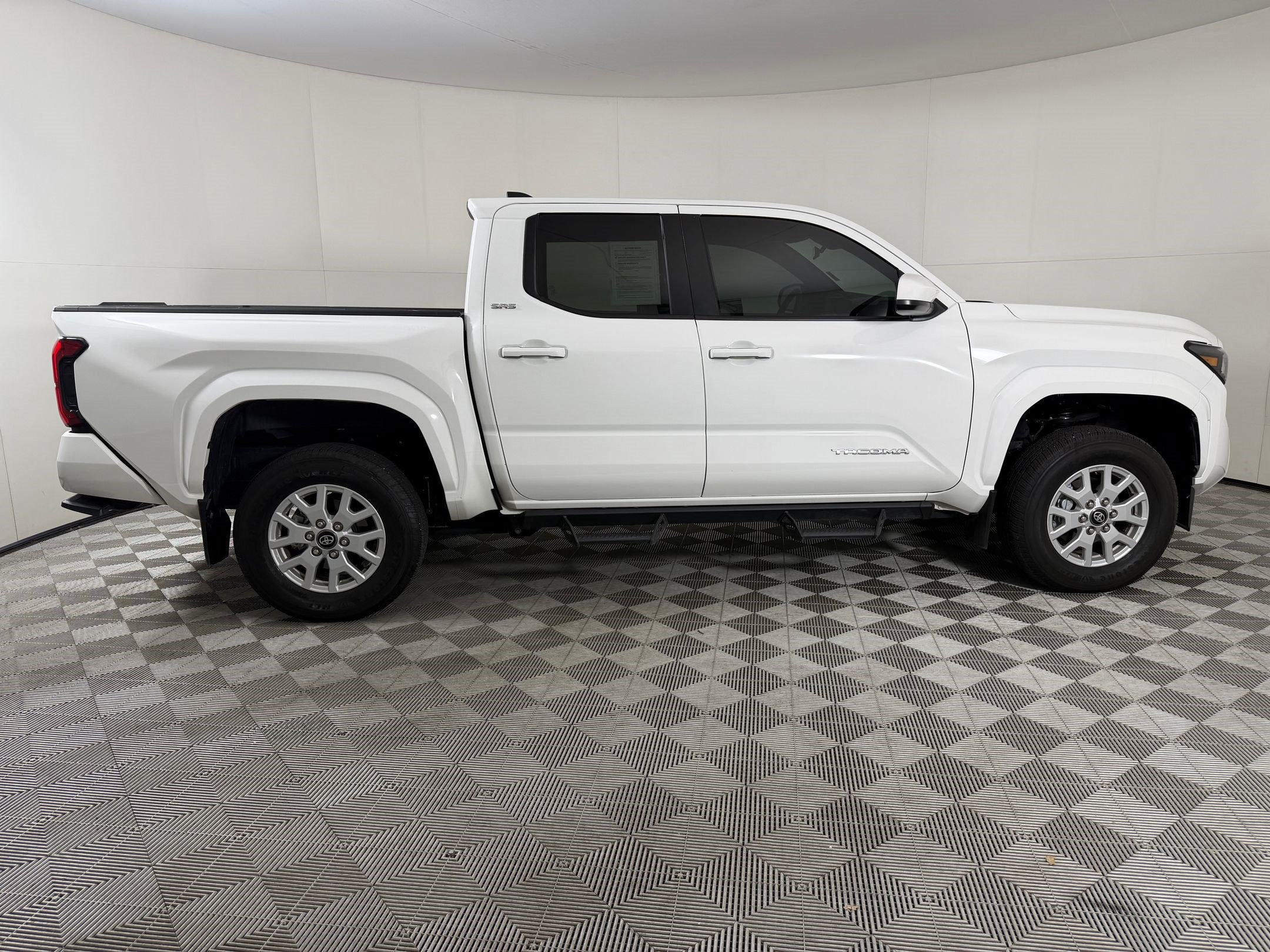 Used 2024 Toyota Tacoma SR5 AWD/4WD image 8