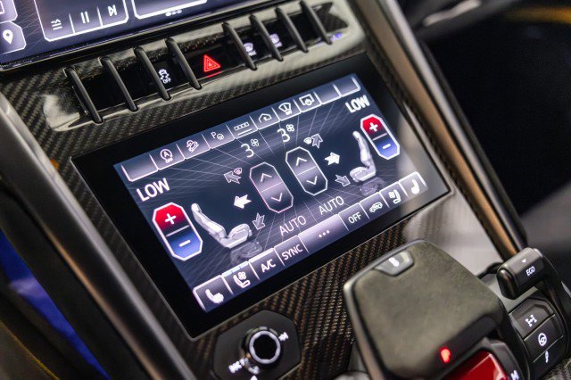 Used 2024 Lamborghini Urus Performante AWD/4WD image 44