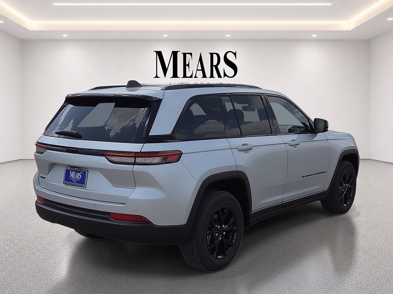 Used 2025 Jeep Grand Cherokee Altitude AWD/4WD image 5