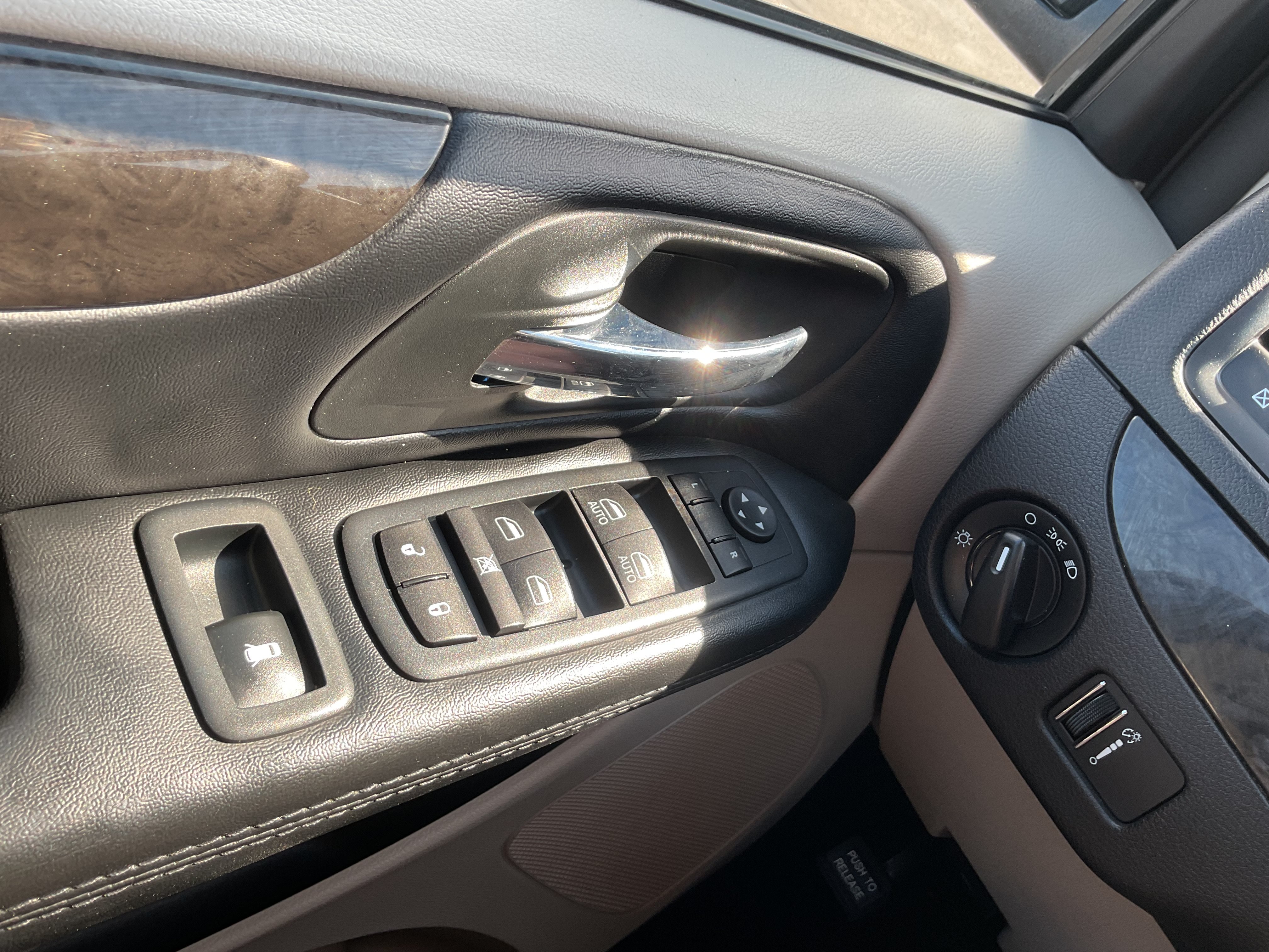 Used 2020 Dodge Grand Caravan SE w/ UConnect Hands-Free Group FWD image 18