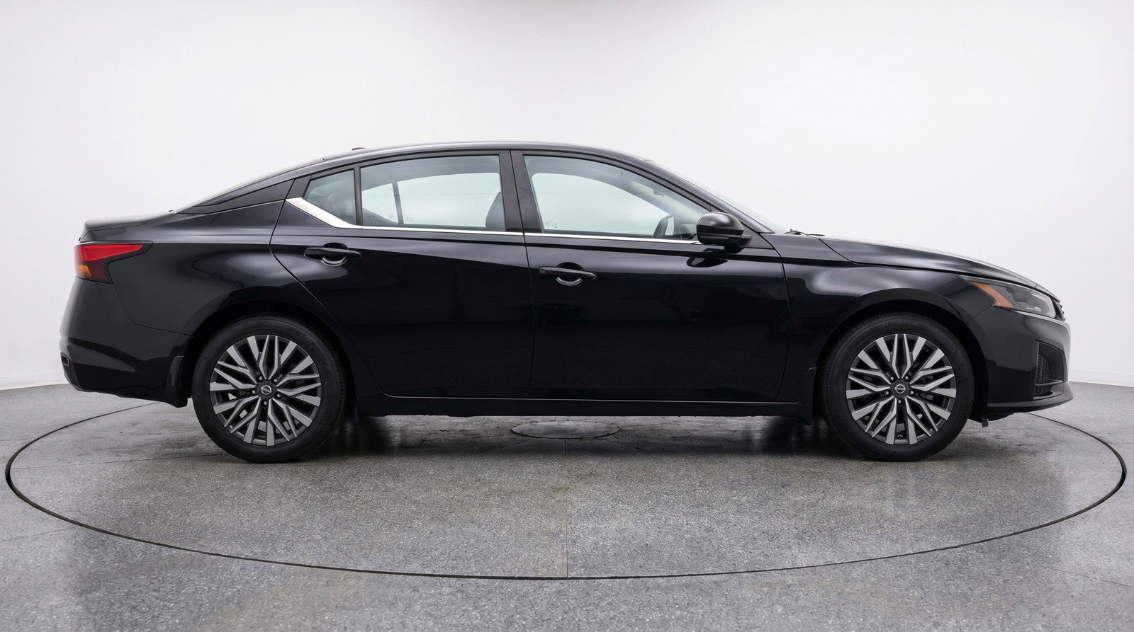 Used 2025 Nissan Altima 2.5 SV FWD image 11