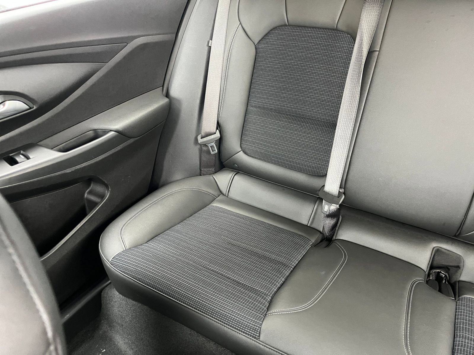 Used 2025 Buick Envista Preferred image 40