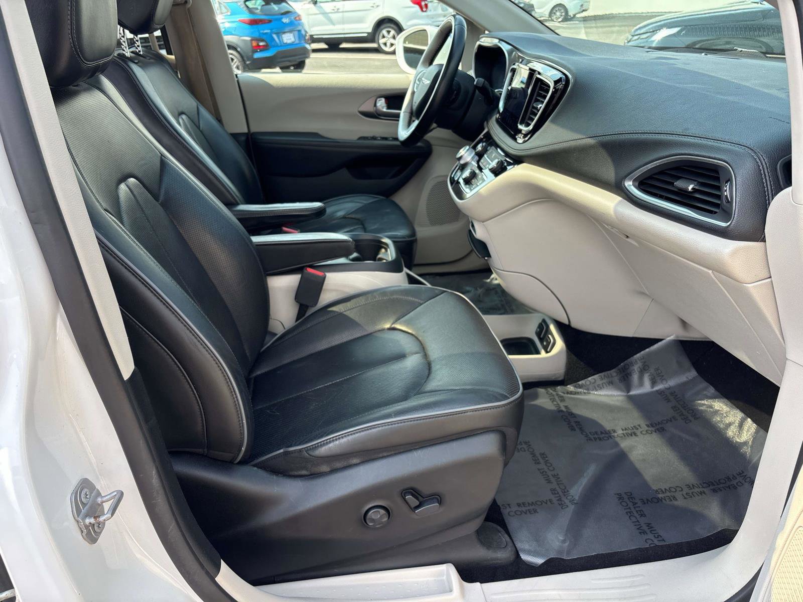 Used 2018 Chrysler Pacifica Limited image 19