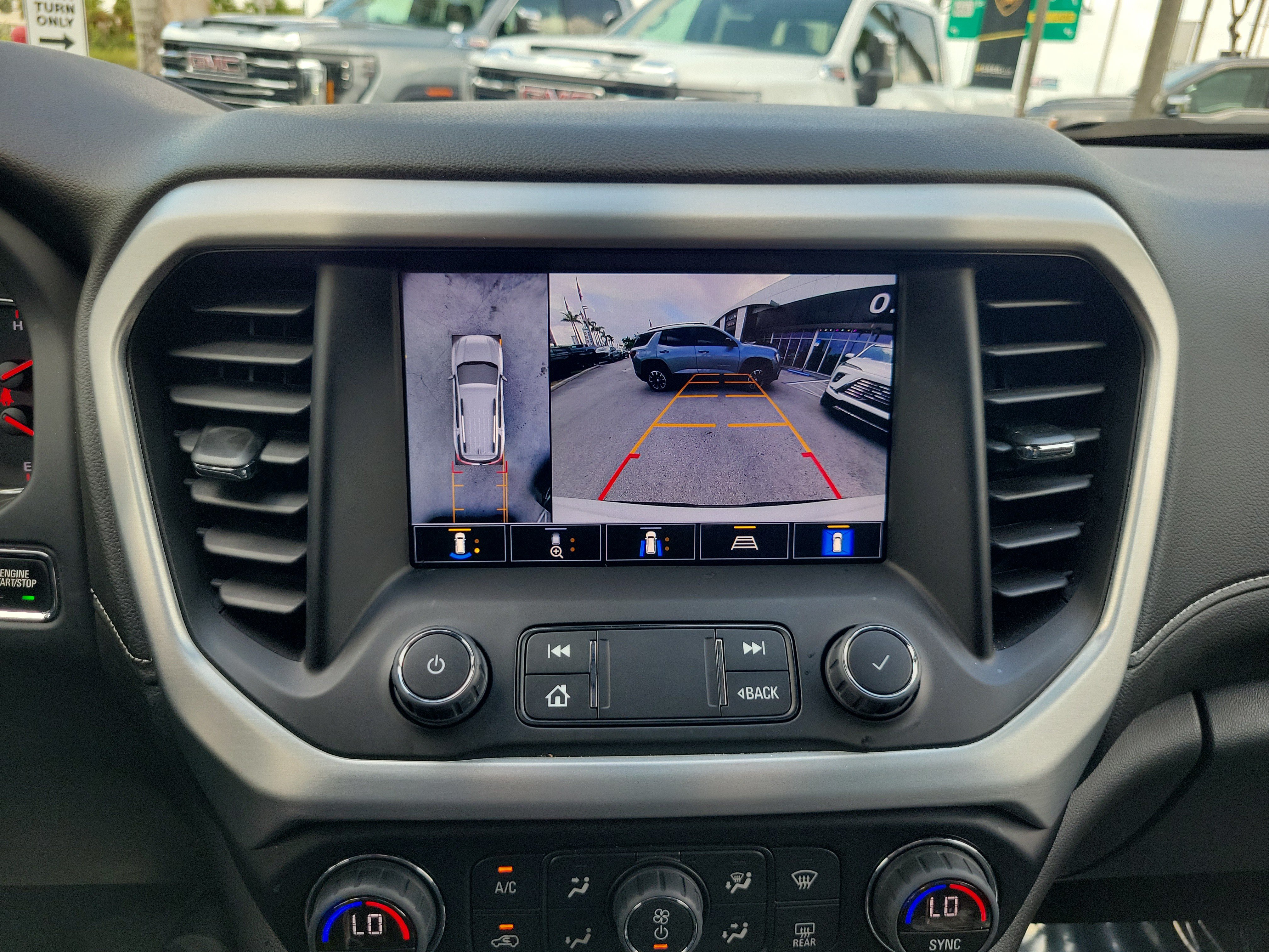 Used 2023 GMC Acadia SLT w/ Technology Package FWD image 11