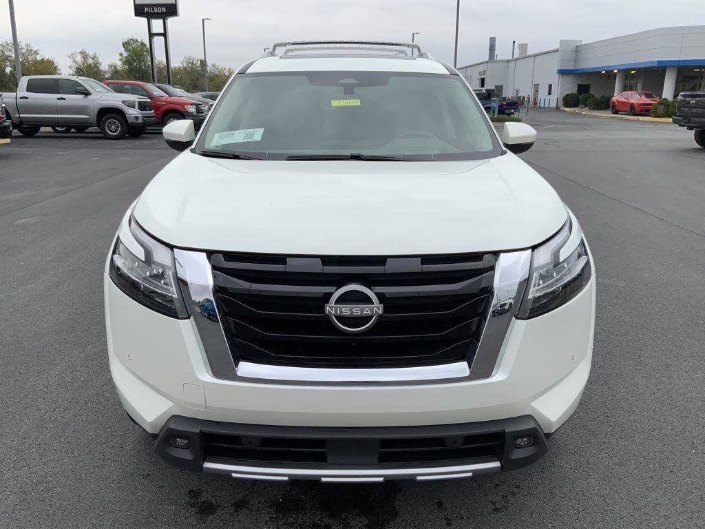Used 2023 Nissan Pathfinder Platinum image 3