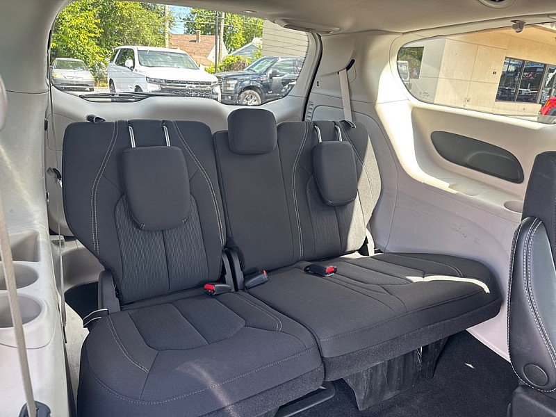 Used 2022 Chrysler Voyager LX image 15