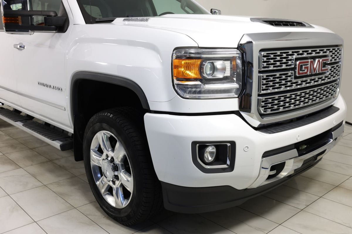 Used 2019 GMC Sierra 2500 Denali w/ Duramax Plus Package AWD/4WD image 37