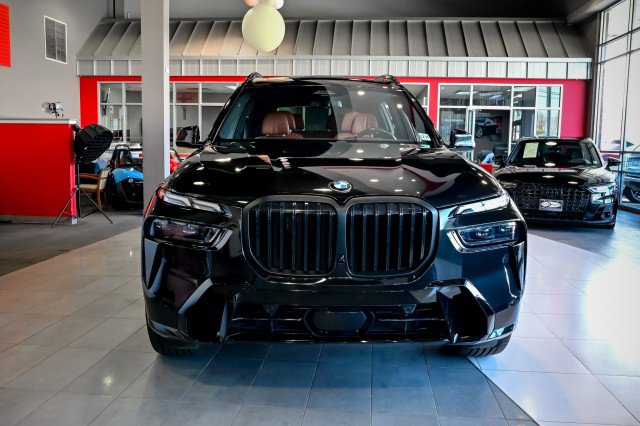 Used 2023 BMW X7 xDrive40i w/ Executive Package image 2