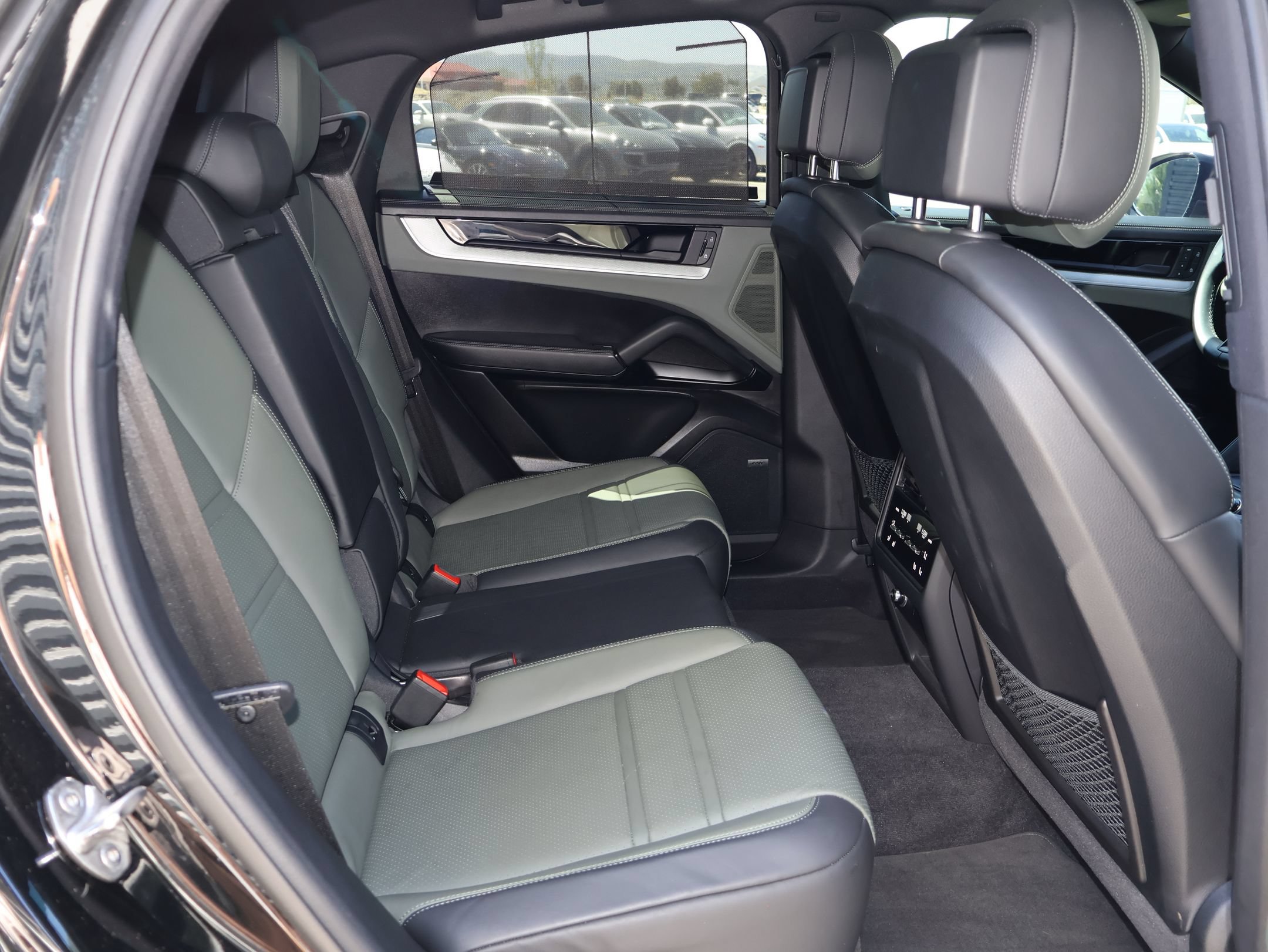 Certified 2024 Porsche Cayenne Coupe AWD/4WD image 32