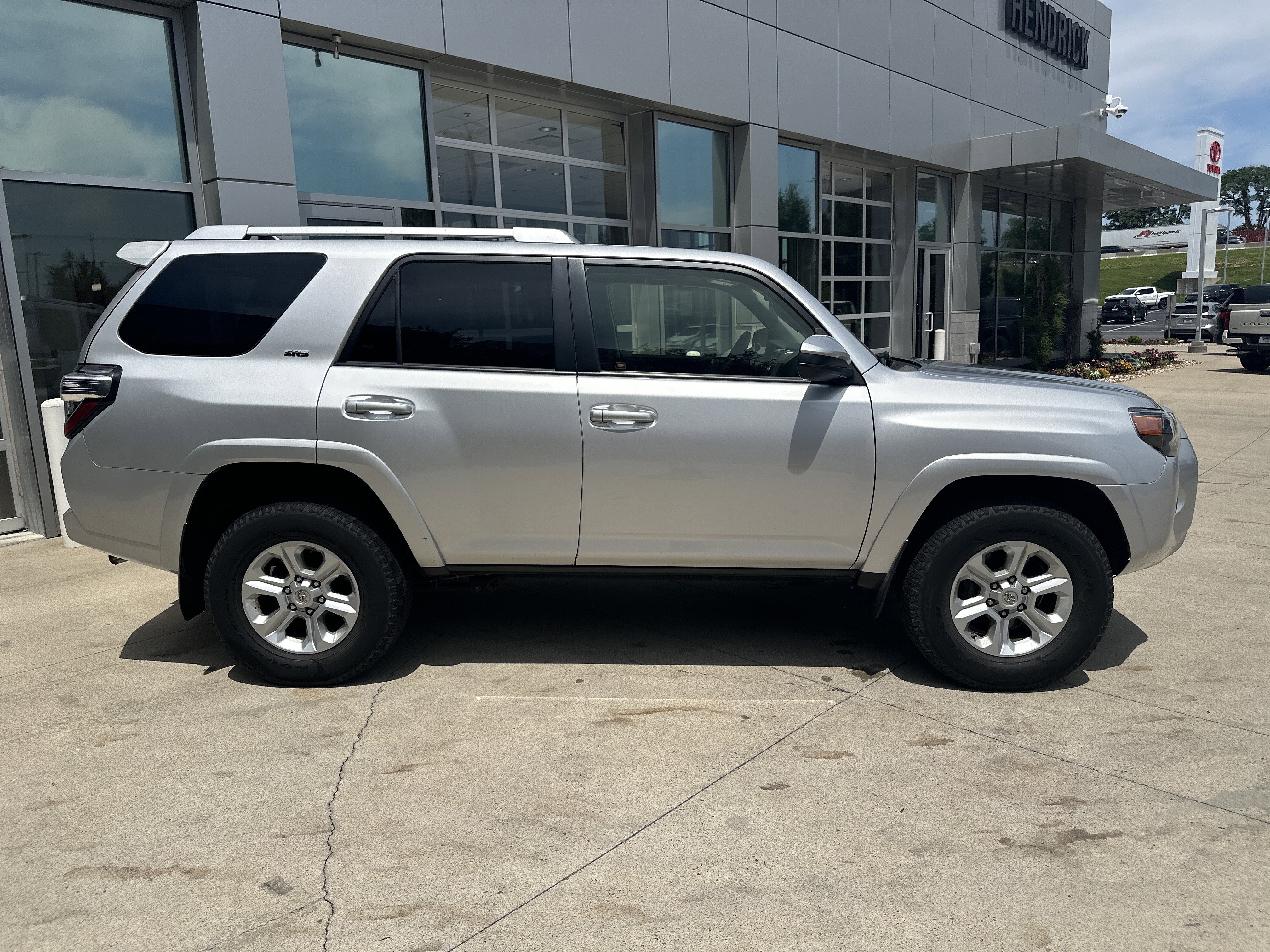 Used 2018 Toyota 4Runner SR5 AWD/4WD image 10