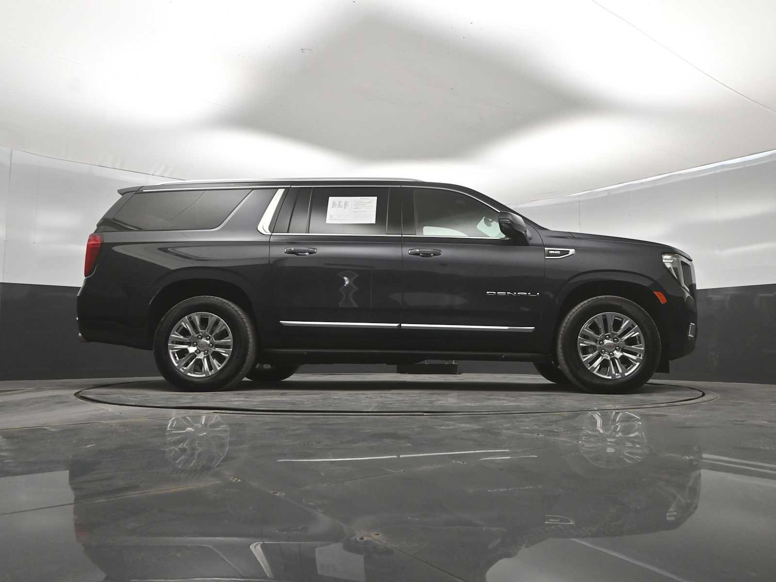 Used 2024 GMC Yukon XL Denali w/ Advanced Technology Package AWD/4WD image 43