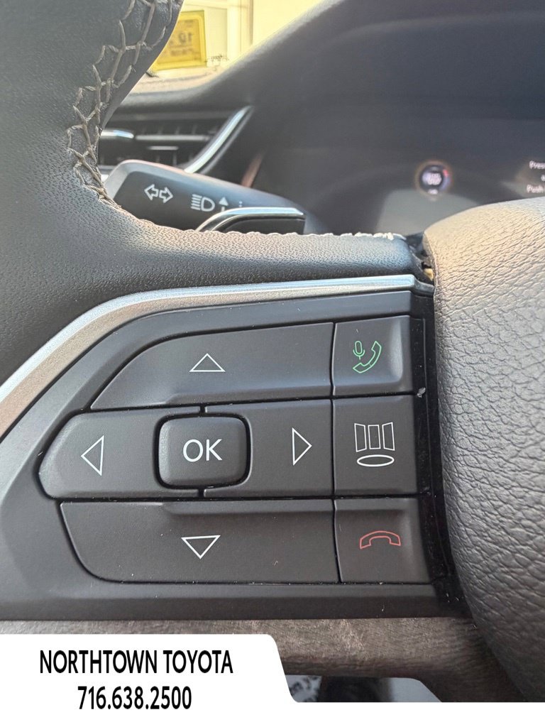 Used 2023 Jeep Grand Cherokee L Limited AWD/4WD image 7